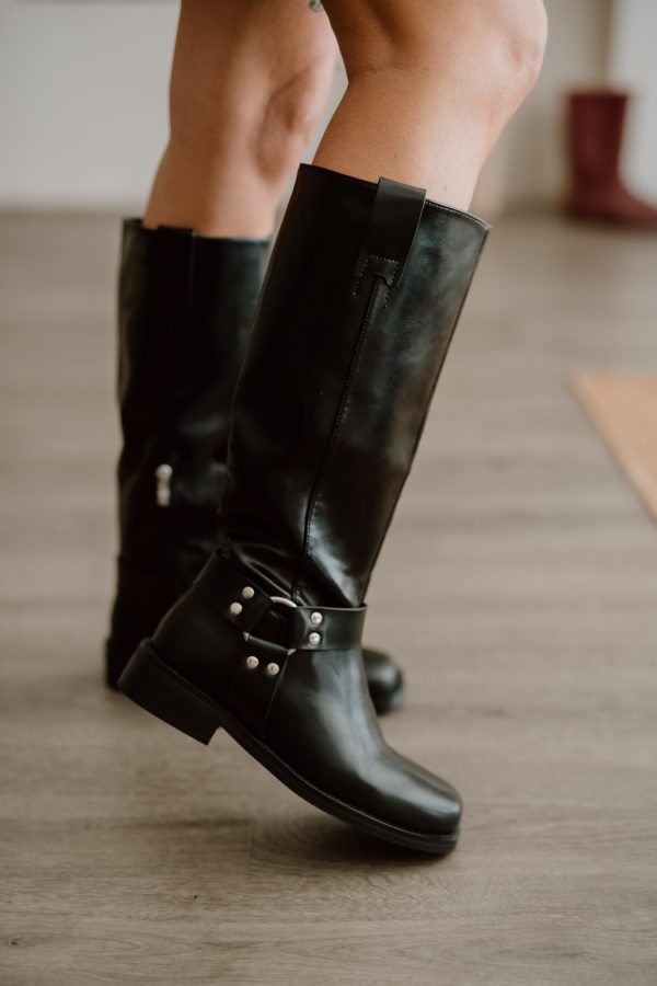 Buckle black boots